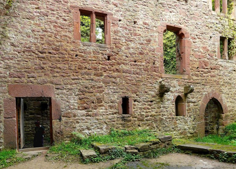 Burg Stolzeneck: A Hilltop Castle Ruin above the Neckar