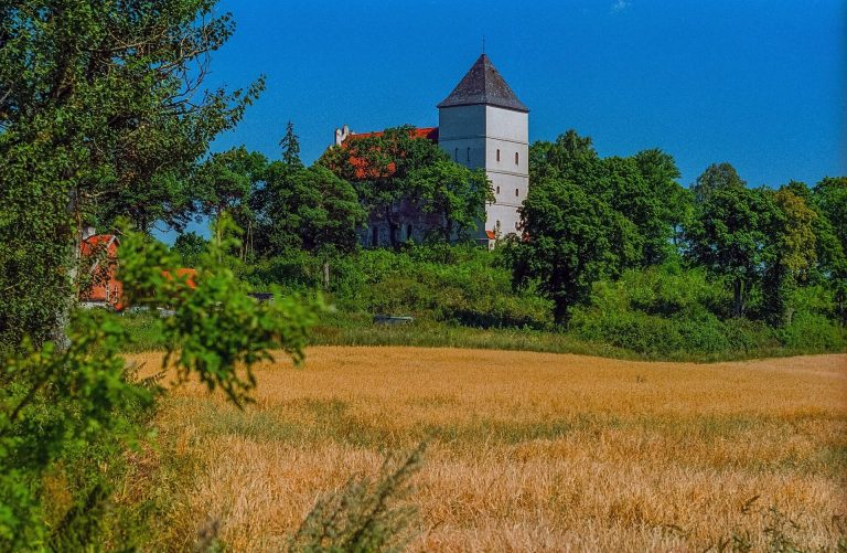 Bezławki Castle: A Teutonic Order Bailiff’s Fortress in Poland