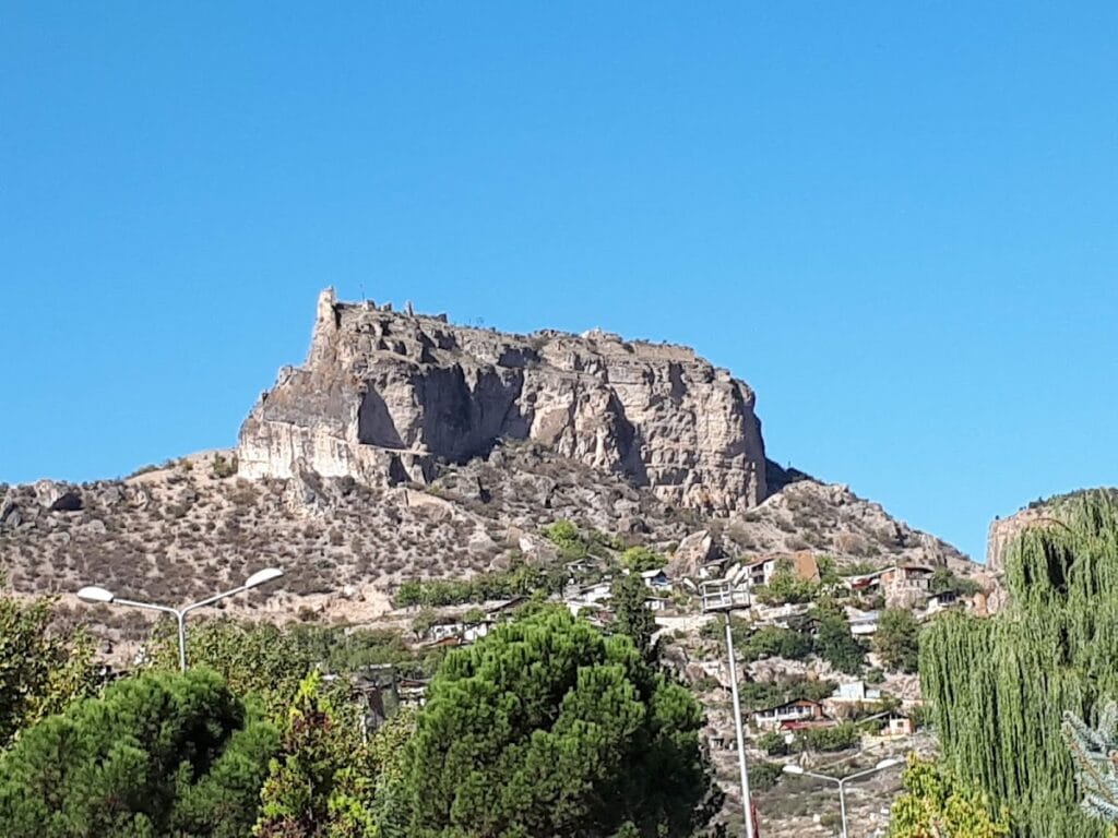 Ardanuç Castle: A Georgian Castle-City and Political Center in Türkiye 1 Ardanuç Castle