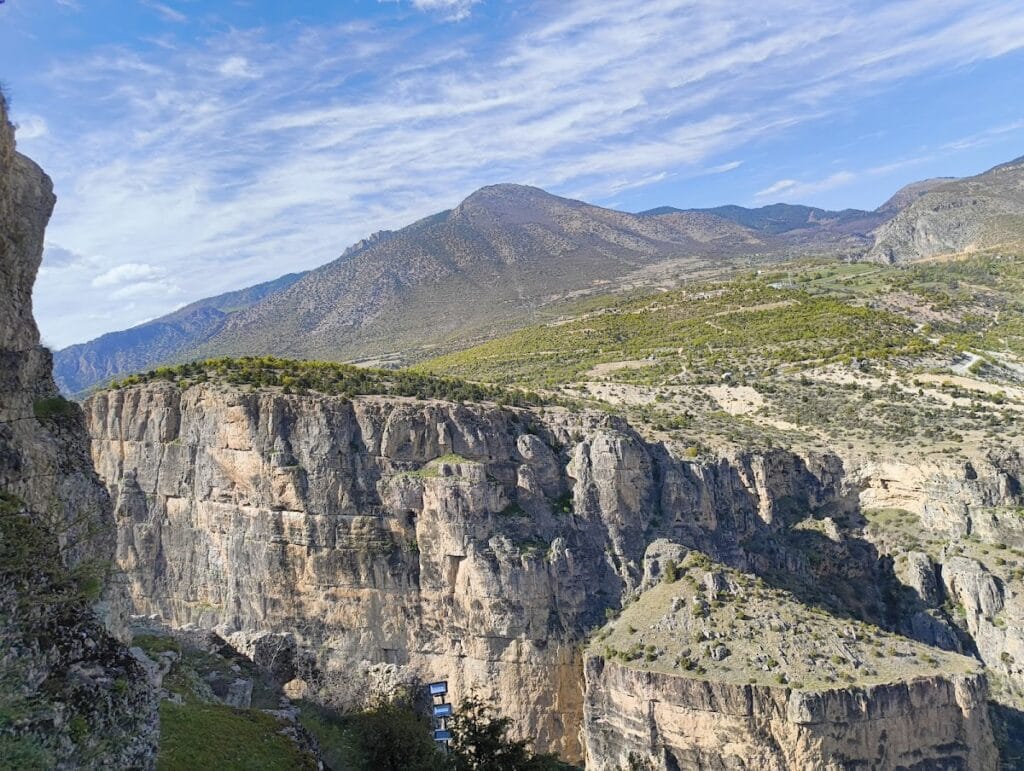 Ardanuç Castle: A Georgian Castle-City and Political Center in Türkiye 2 Ardanuç Castle
