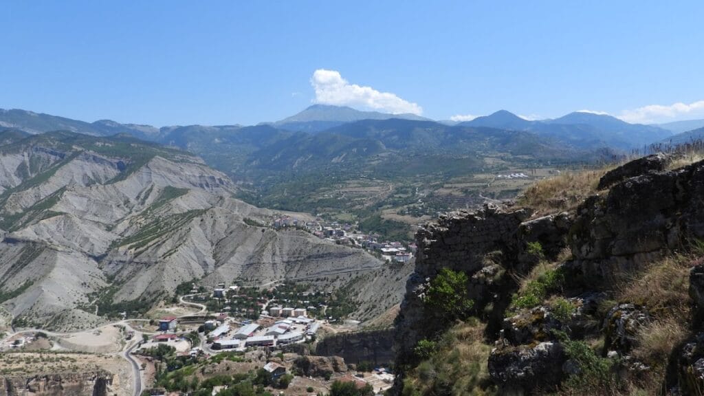 Ardanuç Castle: A Georgian Castle-City and Political Center in Türkiye 3 Ardanuç Castle