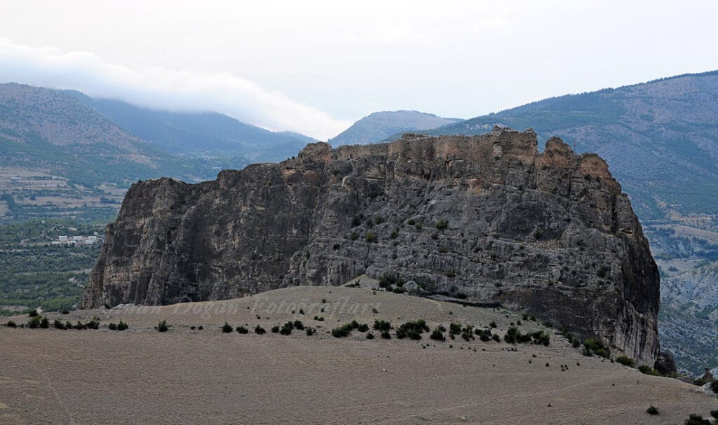 Ardanuç Castle: A Georgian Castle-City and Political Center in Türkiye 4 Ardanuç Castle