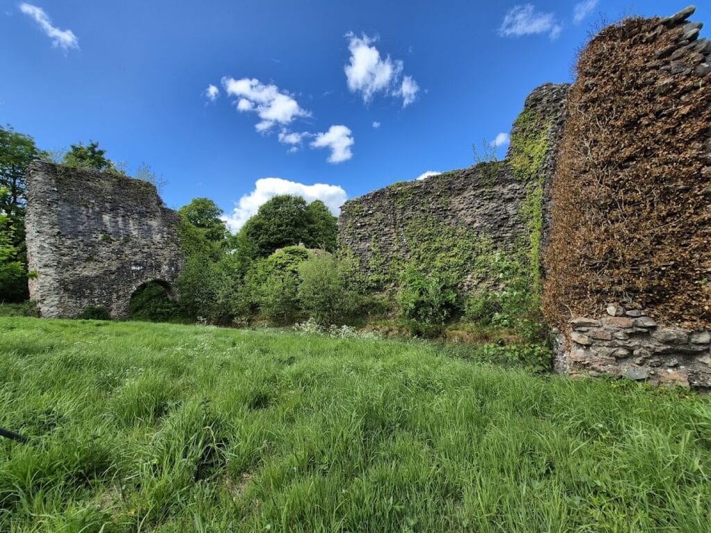 Lochmaben Castle: A Medieval Stronghold in Scotland 3 Lochmaben Castle