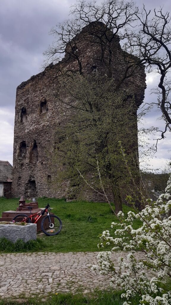 Říčany: A Thirteenth-Century Gothic Castle Ruin in Czechia 1 Říčany