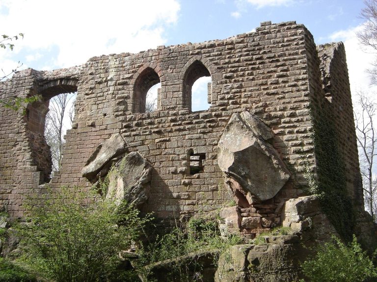 Oedenbourg Castle: A Ruined Hilltop Fortress in France