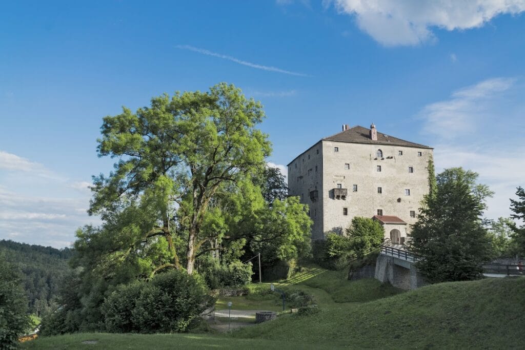 Burg Saldenburg: A Medieval Hilltop Castle in Germany 1 Burg Saldenburg