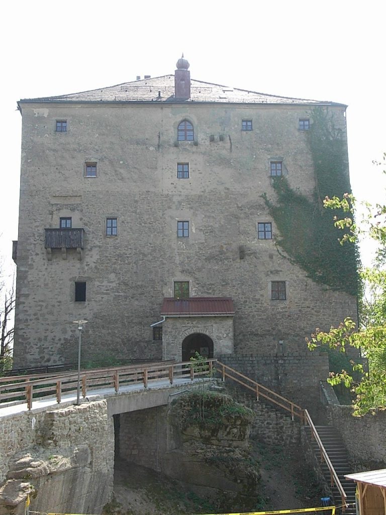 Burg Saldenburg: A Medieval Hilltop Castle in Germany