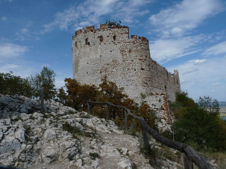 Dívčí hrady: A Gothic Castle Ruin in Czechia