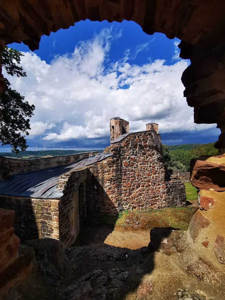 Burg Schwarzenfels: A Hilltop Castle and Administrative Residence in Germany