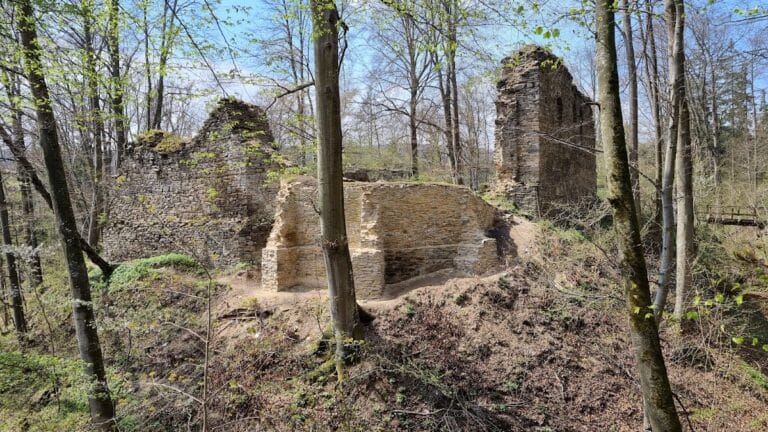 Karlův Hrádek: A Medieval Castle Ruin in the Czech Republic