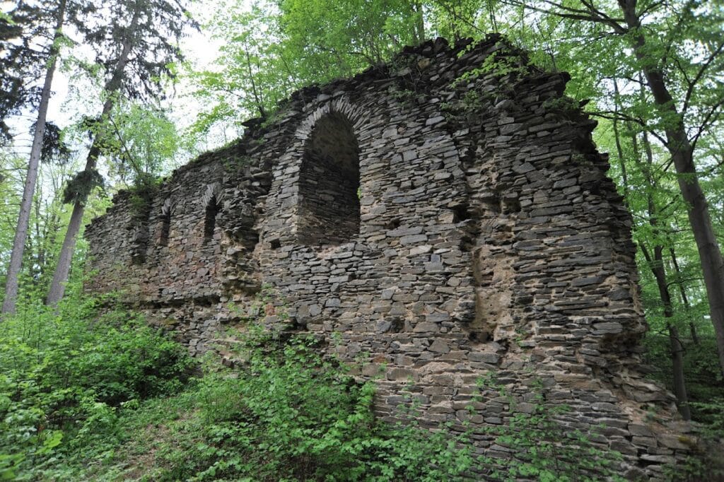 Karlův Hrádek: a Gothic Castle Ruin in Czechia 3 Karlův Hrádek