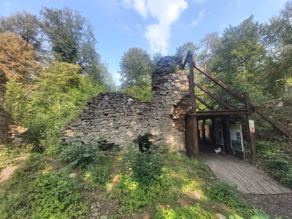 Karlův Hrádek: a Gothic Castle Ruin in Czechia 5 Karlův Hrádek