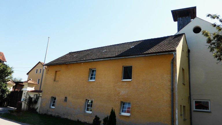 Hofmarkschloss Niedertraubling: A Former Moated Castle and Hofmark Centre in Bavaria