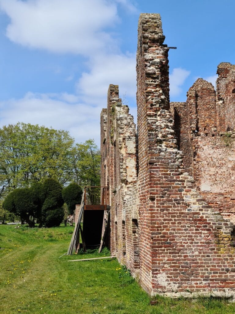 Kasteel Bleijenbeek: A Medieval Castle and Ruin in the Netherlands 2 Kasteel Bleijenbeek