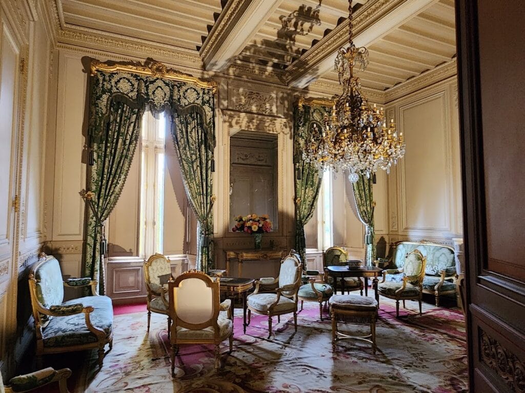 Château de Puymartin: A Historic Castle in Marquay, France 7 Château de Puymartin