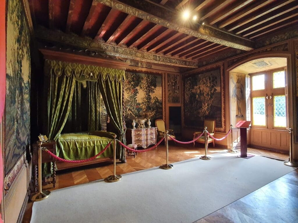 Château de Puymartin: A Historic Castle in Marquay, France 10 Château de Puymartin