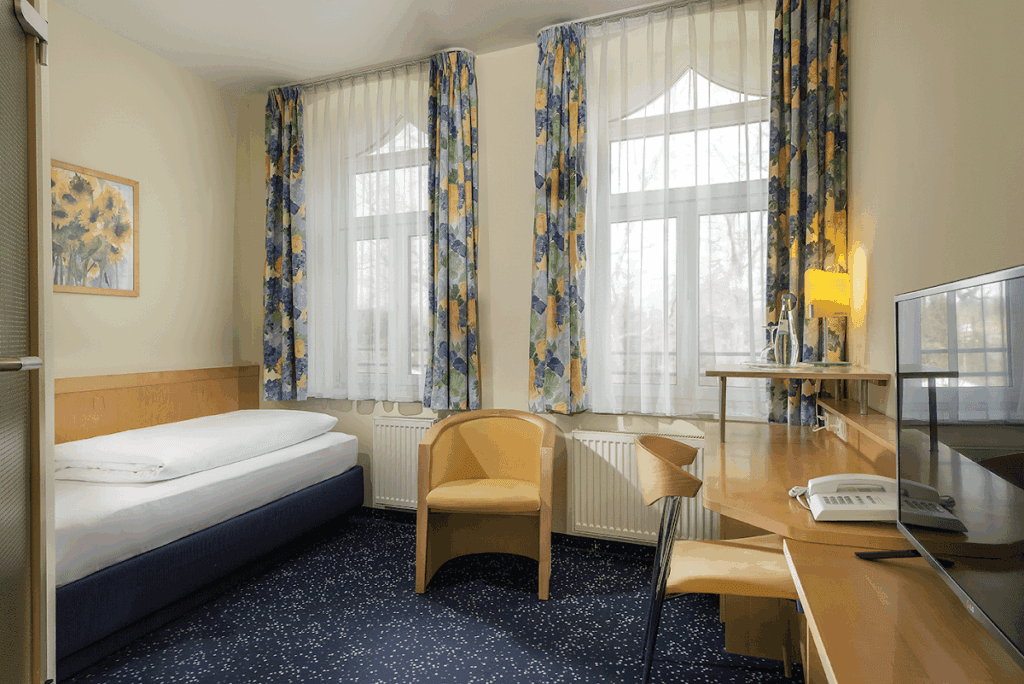 Schweinsburg Castle: A Historic Water Castle in Neukirchen, Germany 7 Schweinsburg Castle