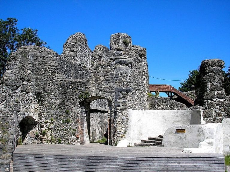 Alt-Trauchburg Castle: A Medieval Noble Fortress in Germany