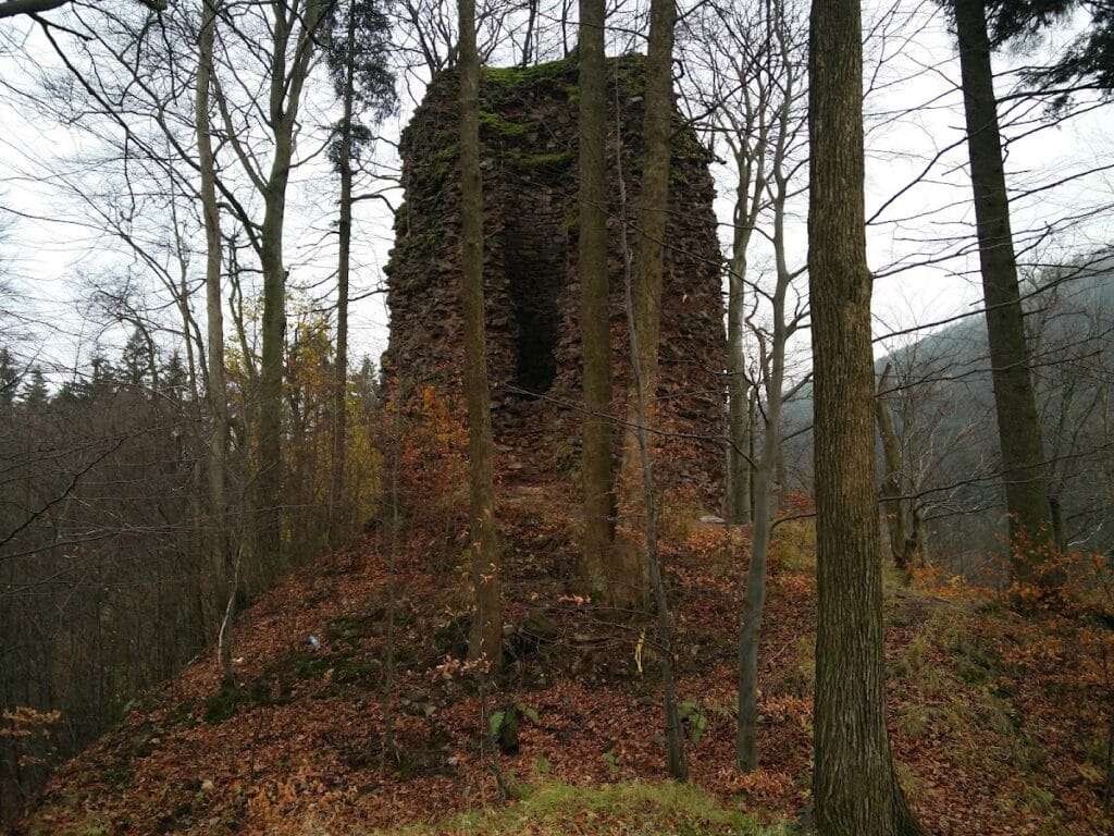 Radosno Castle: A Medieval Frontier Stronghold in Poland 1 Radosno Castle