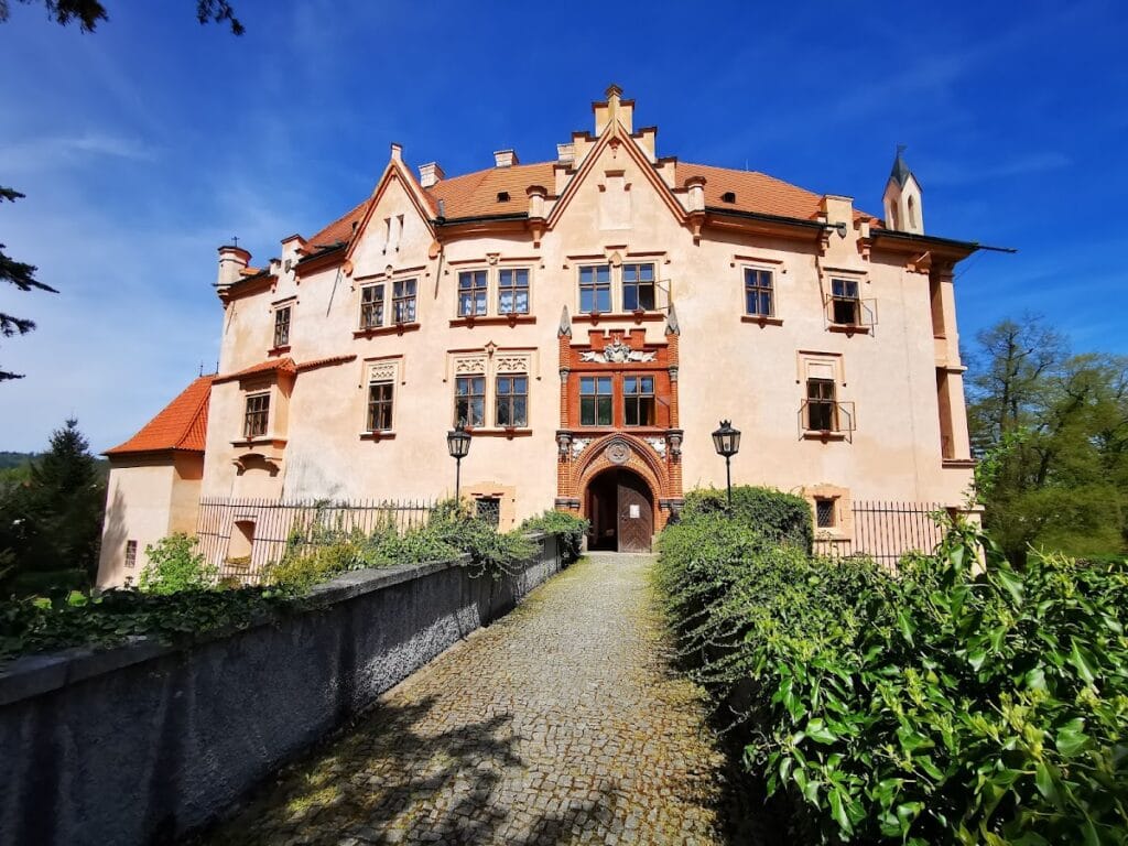 Vrchotovy Janovice Castle