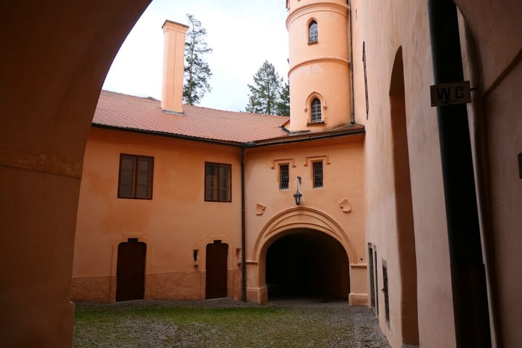 Vrchotovy Janovice Castle