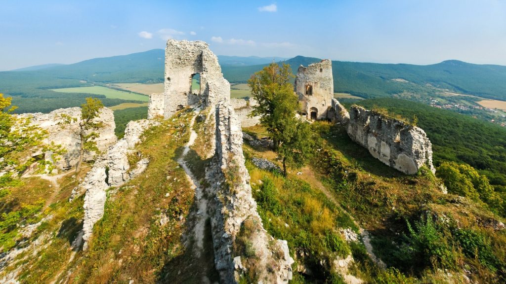 Gýmeš Castle: A Medieval Hilltop Fortress in Slovakia 1 Gýmeš Castle