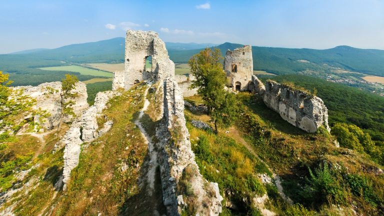 Gýmeš Castle: A Medieval Hilltop Fortress in Slovakia