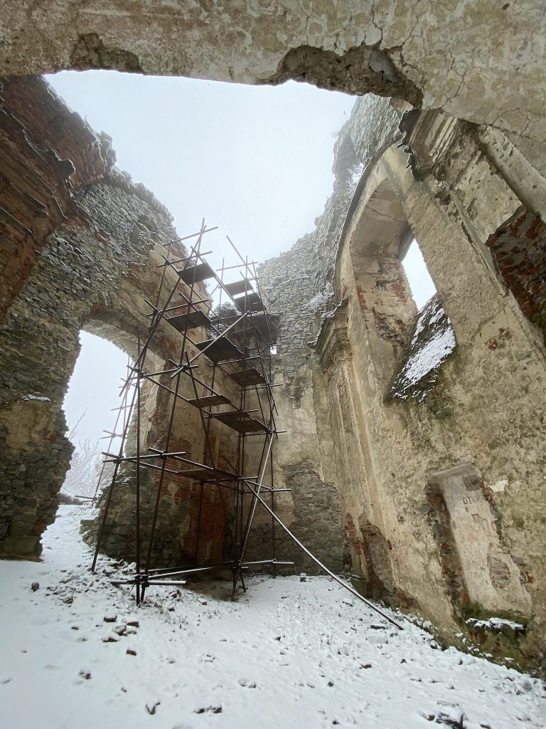 Gýmeš Castle: A Medieval Hilltop Fortress in Slovakia 2 Gýmeš Castle