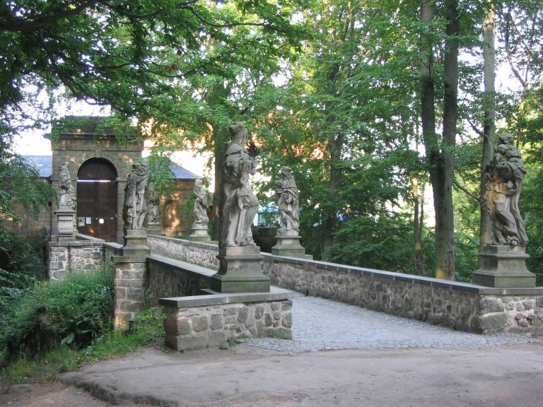 Valdštejn Castle: A Gothic Noble Seat and Romantic Ruin in Czechia