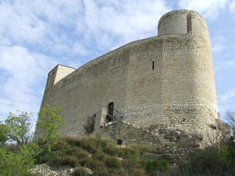 Castle of Mur: A Romanesque Frontier Fortress in Spain