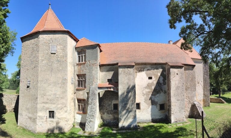 Cuknštejn Fortress: A Medieval Stronghold in the Czech Republic