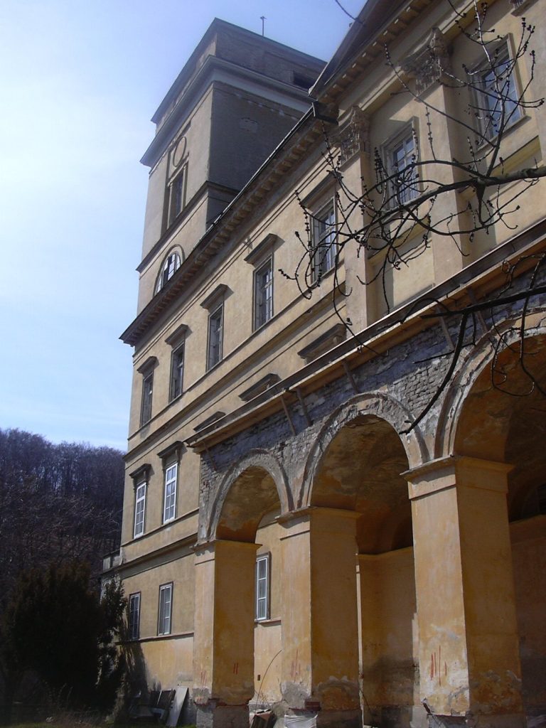 Račice Castle: A Medieval Fortress and Renaissance Residence in Czechia