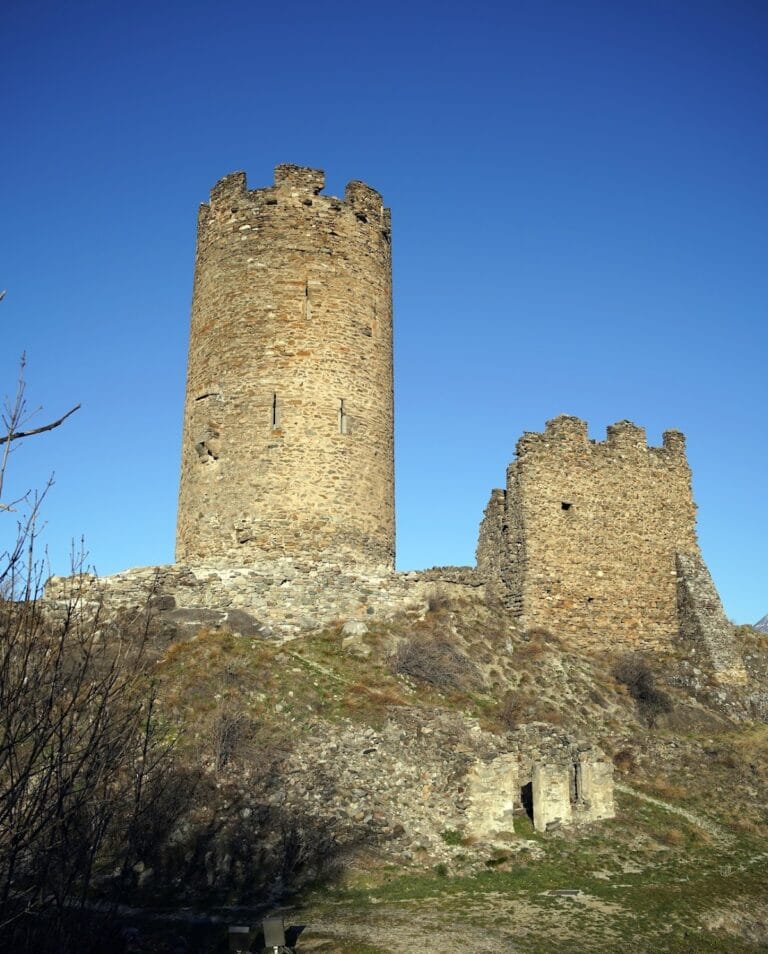 Châtel-Argent: A Historic Hilltop Fortress in Villeneuve, Italy