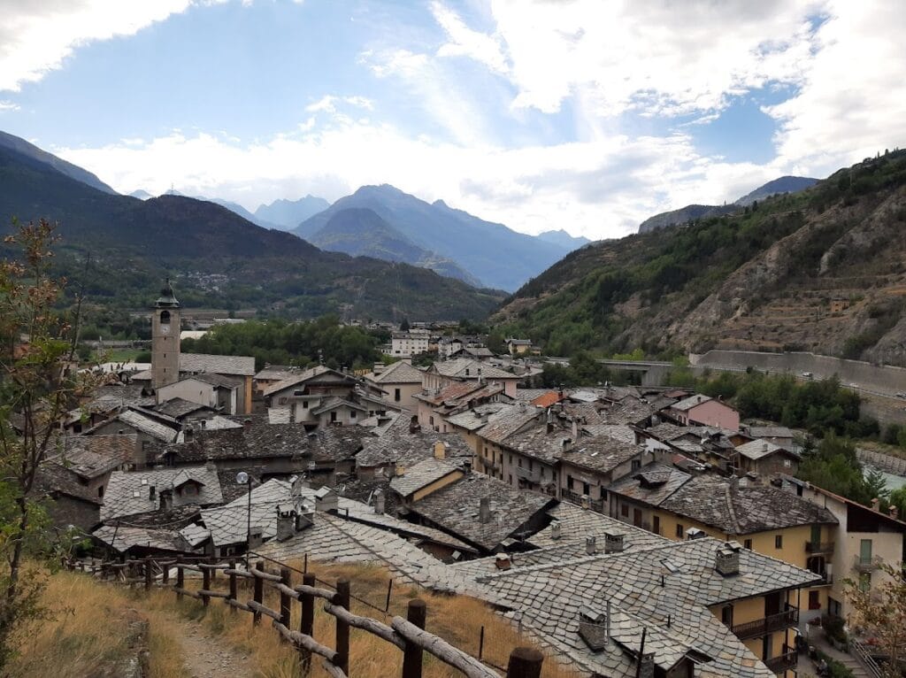 Châtel-Argent: A Historic Hilltop Fortress in Villeneuve, Italy 8 Châtel-Argent