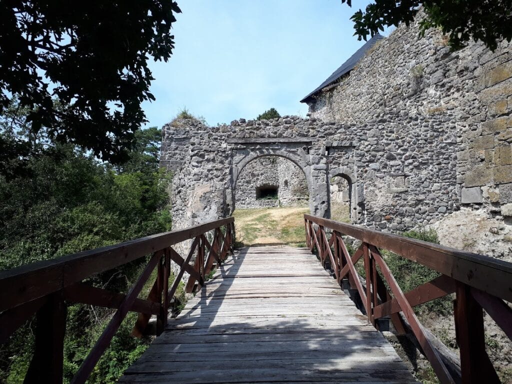 Čabraď Castle: A Medieval Fortress in Slovakia 9 Čabraď Castle