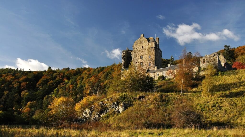 Neidpath Castle: A Medieval Tower House in the Scottish Borders 1 Neidpath Castle