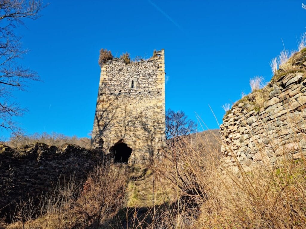 Rýzmburk Castle (Osek): A Gothic Noble Stronghold in Czechia 1 Rýzmburk castle (Osek)