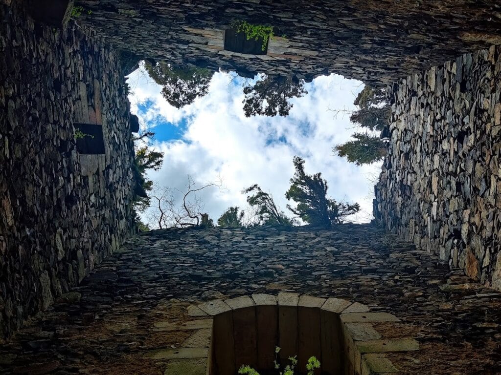 Rýzmburk Castle (Osek): A Gothic Noble Stronghold in Czechia 4 Rýzmburk castle (Osek)