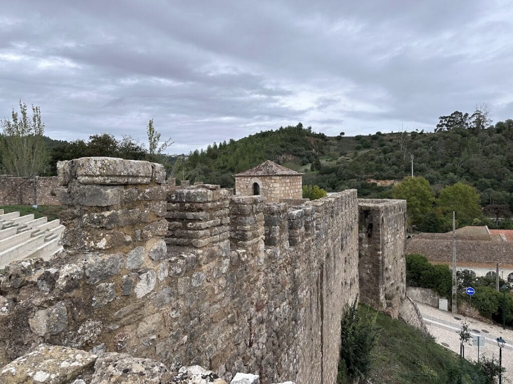 Castle of Alenquer: A Medieval Fortress and Urban Stronghold in Portugal 1 Castle of Alenquer