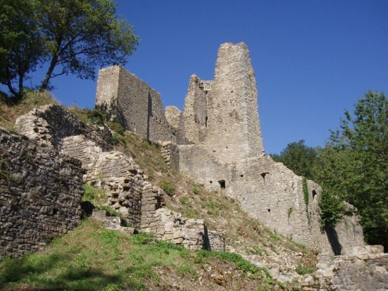 Schenkenberg Castle Ruin: A Habsburg Hill Castle in Switzerland