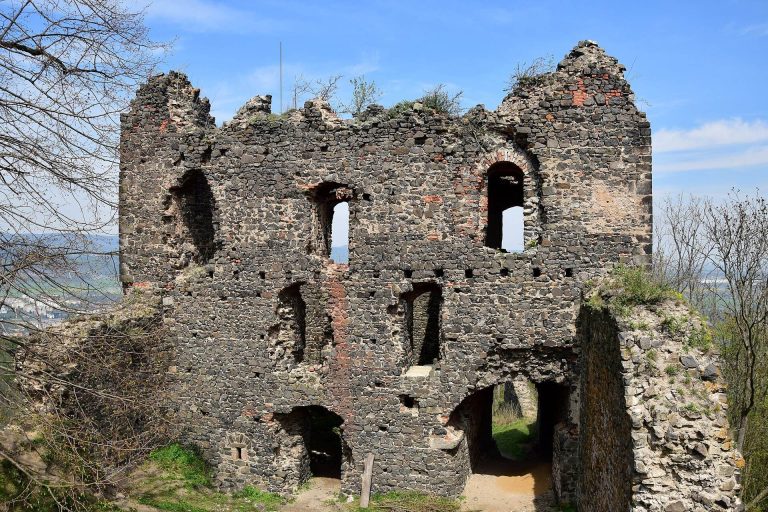 Egerberk: A Ruined Gothic Castle in Czechia