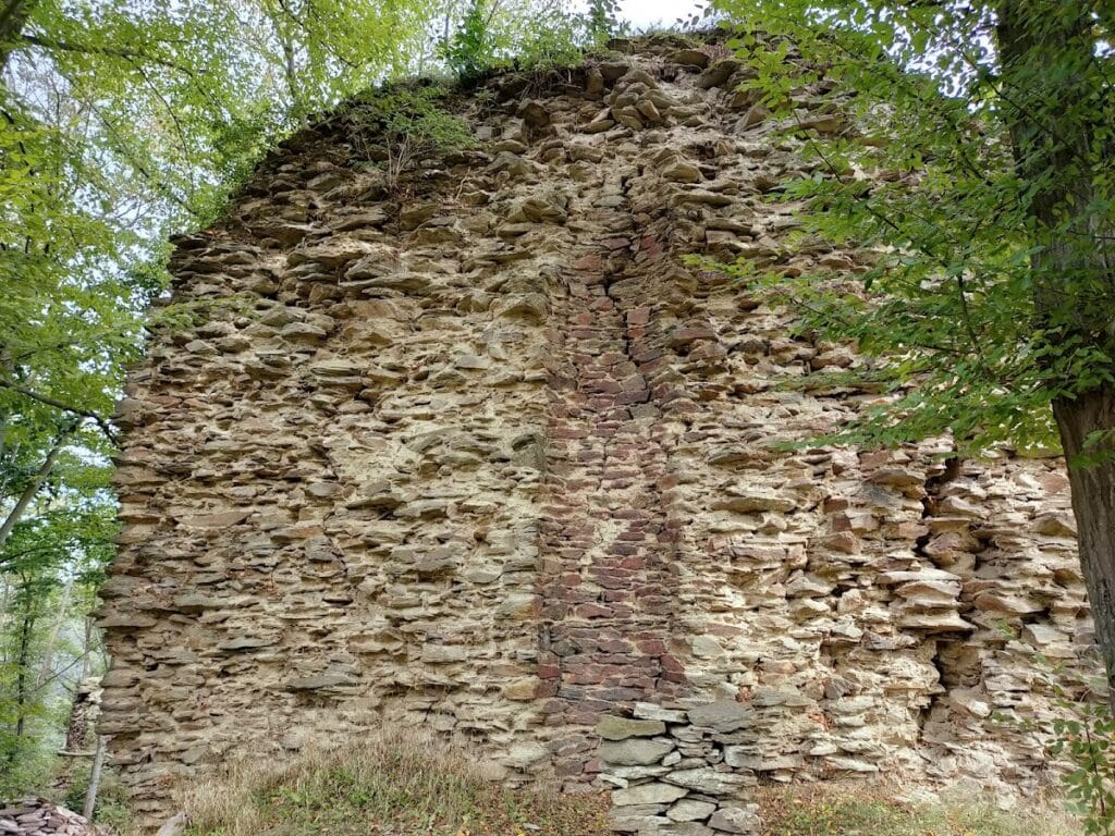 Pyšolec Castle: A Medieval Fortress Ruin in the Czech Republic 6 Pyšolec