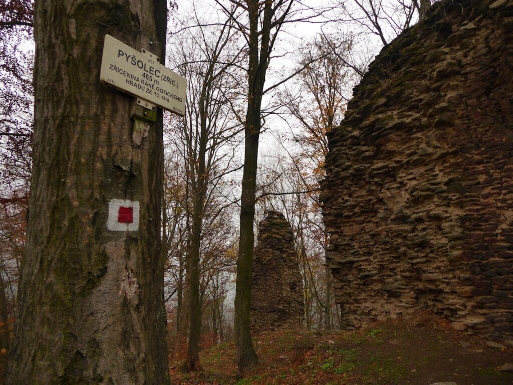 Pyšolec Castle: A Medieval Fortress Ruin in the Czech Republic 9 Pyšolec