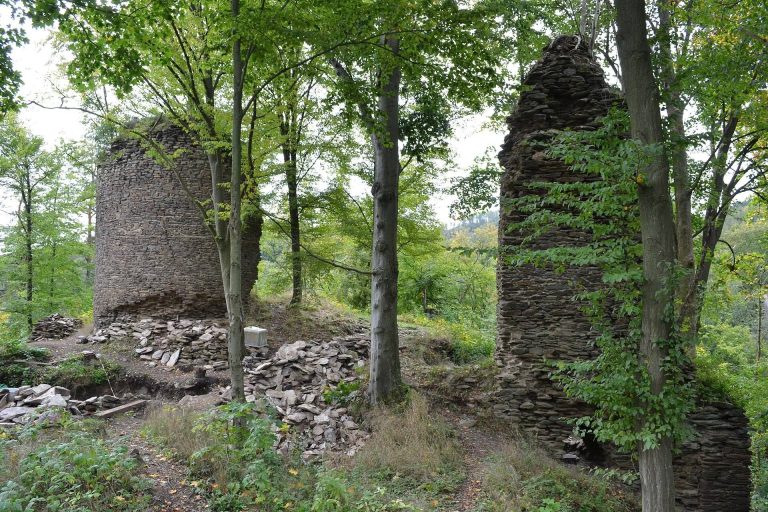 Pyšolec: A Medieval Hill Castle Ruin in Czechia