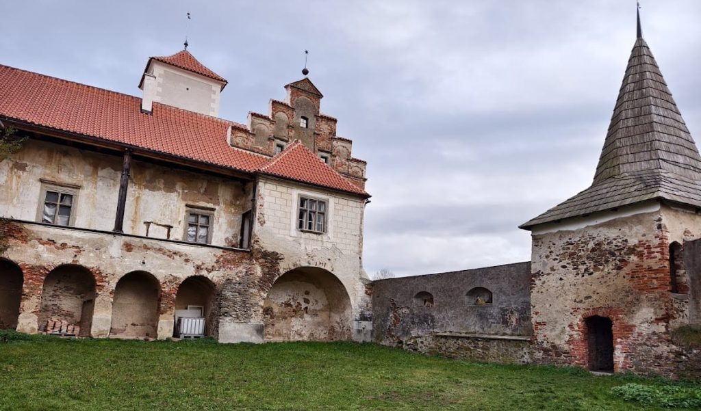 Castle Červená Řečice: A Medieval Estate Castle and Renaissance Chateau in Czechia 3 Castle Červená Řečice