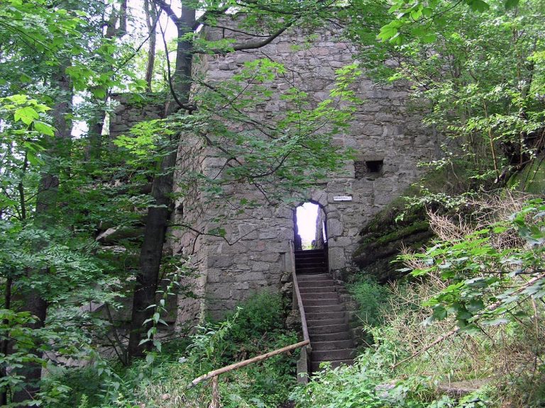 Waldsteinburg: A Ruined Summit Castle in Germany