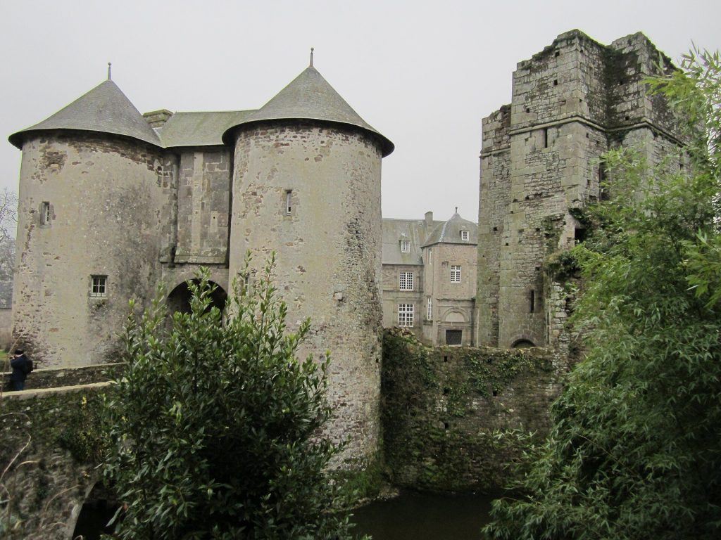 Château de Chanteloup: A Fortified Castle in Normandy 1 Château de Chanteloup