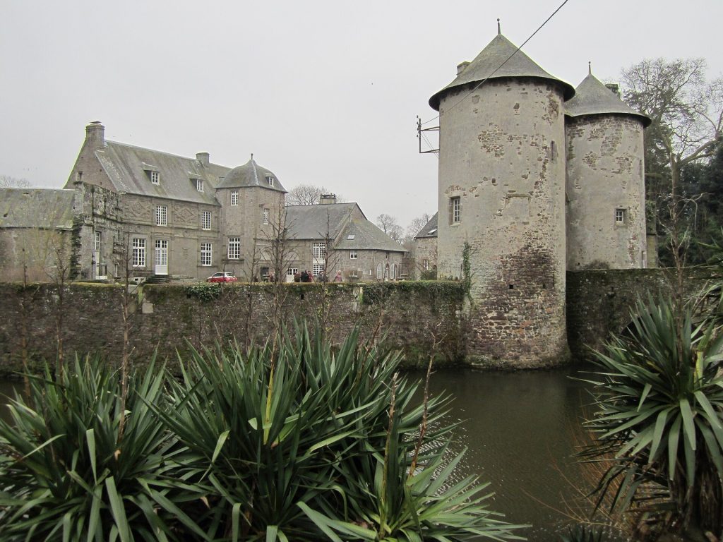 Château de Chanteloup: A Fortified Castle in Normandy 3 Château de Chanteloup