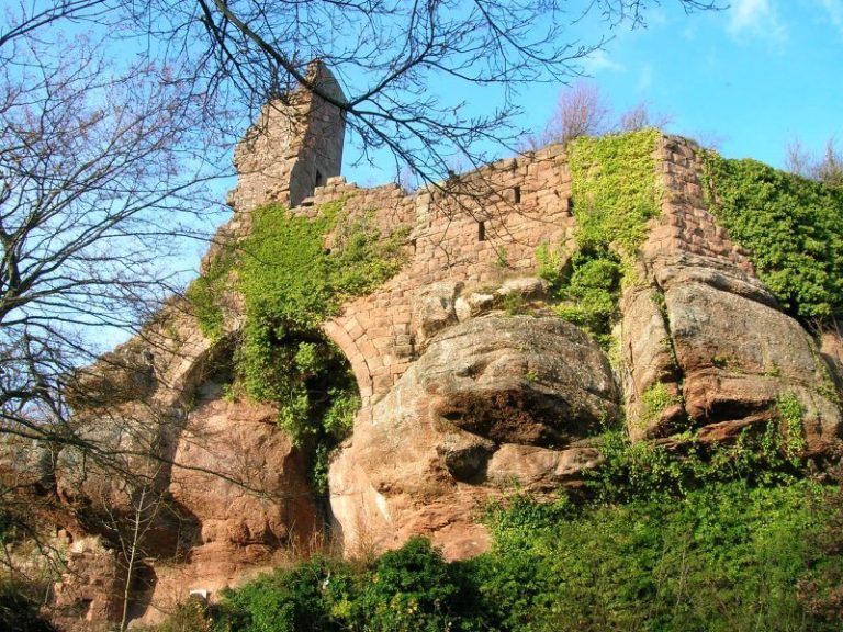 Château de Guirbaden: A Medieval Hilltop Fortress in France