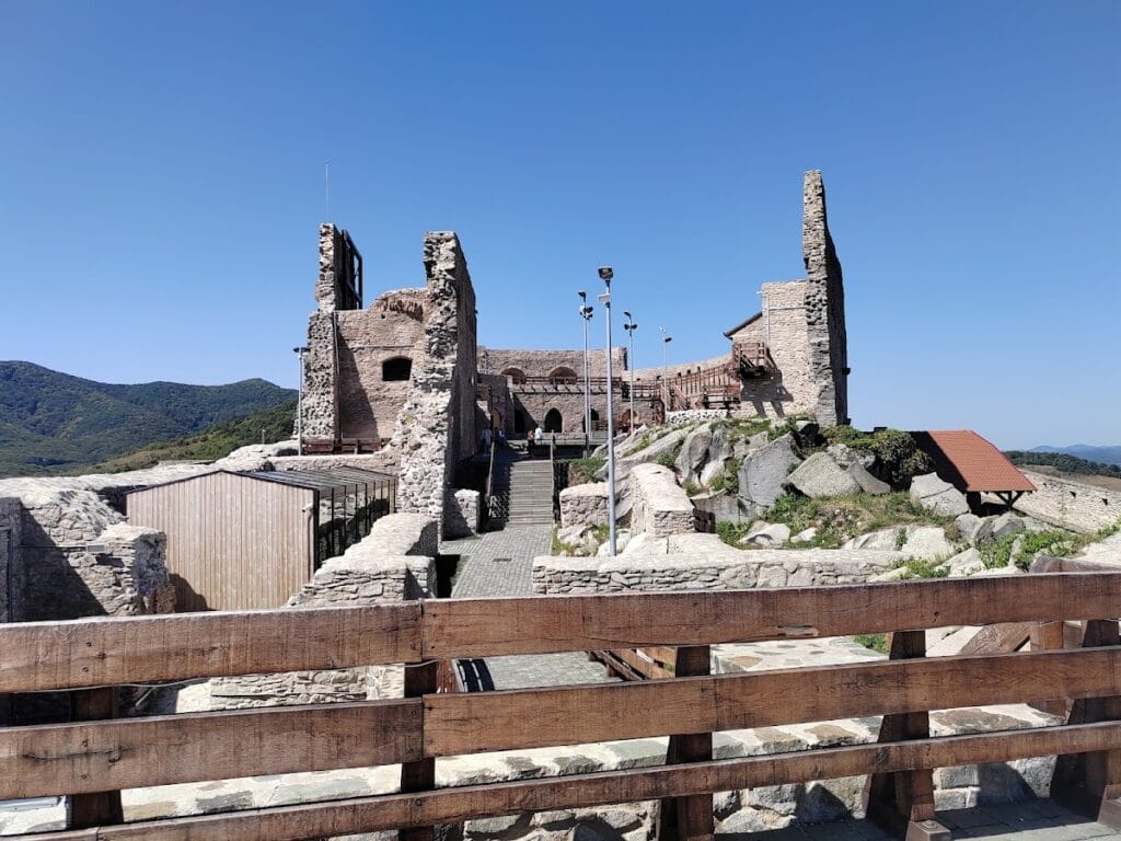 Fortress of Deva: A Medieval Stronghold in Romania 1 Fortress of Deva